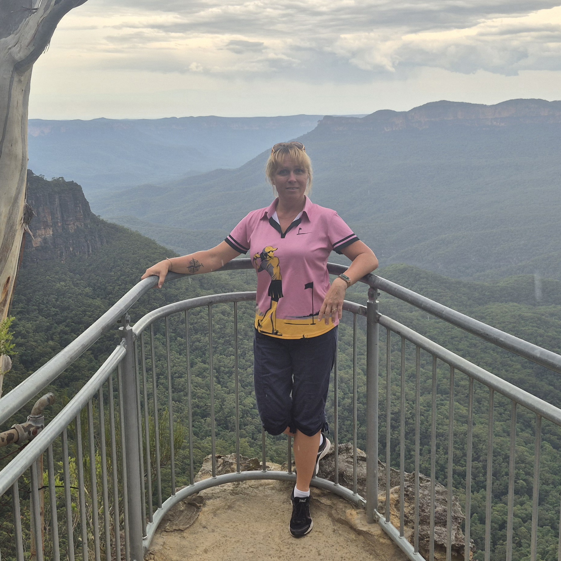 Pink Golfer in Blue Mountains